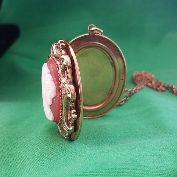 Jewelry | Vintage Cameo Locket Holds Two Pictures | Poshmark